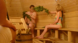 Sauna – jak prawidłowo z niej korzystać? Zdrowie, LIFESTYLE - Już pierwsi ludzie potrafili czerpać z dobrodziejstw naprzemiennych bodźców w postaci ciepła i zimna. Mimo, że sauny dziś są bardzo powszechne i cieszą się nieustającym powodzeniem, to czy na pewno wiemy jak prawidłowo korzystać z kąpieli parowych?