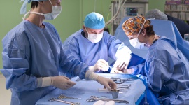 Złota proteza – nowoczesna chirurgia onkologiczna ratuje pacjentów Zdrowie, LIFESTYLE - Dwa miesiące temu, w warszawskim Centrum Medycznym Gamma, odbyła się pierwsza w Polsce operacja wszczepienia implantu kości dłoni. Zabieg, ratujący zdrowie pacjentom na świecie, został po raz pierwszy przeprowadzony na terenie naszego kraju.
