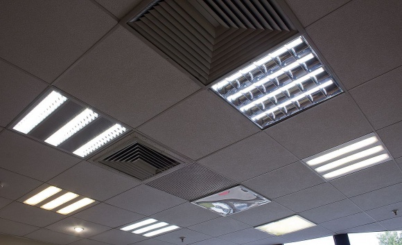 Postaw na komfort w swojej pracy! Jakie oświetlenie biurowe najlepiej wybrać?