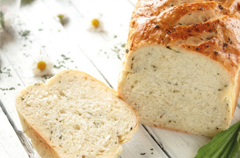 Aromatyczny puszysty chleb bezglutenowy pieczony na serze feta lub tofu