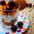Błyskawiczny bezglutenowy deser biszkoptowy z miodem i owocami