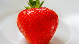 Dlaczego warto jeść truskawki? Zdrowie, LIFESTYLE - Sezon na truskawki w pełni. Te małe, słodkie, czerwone owoce to rarytas, na który czekamy cały rok.