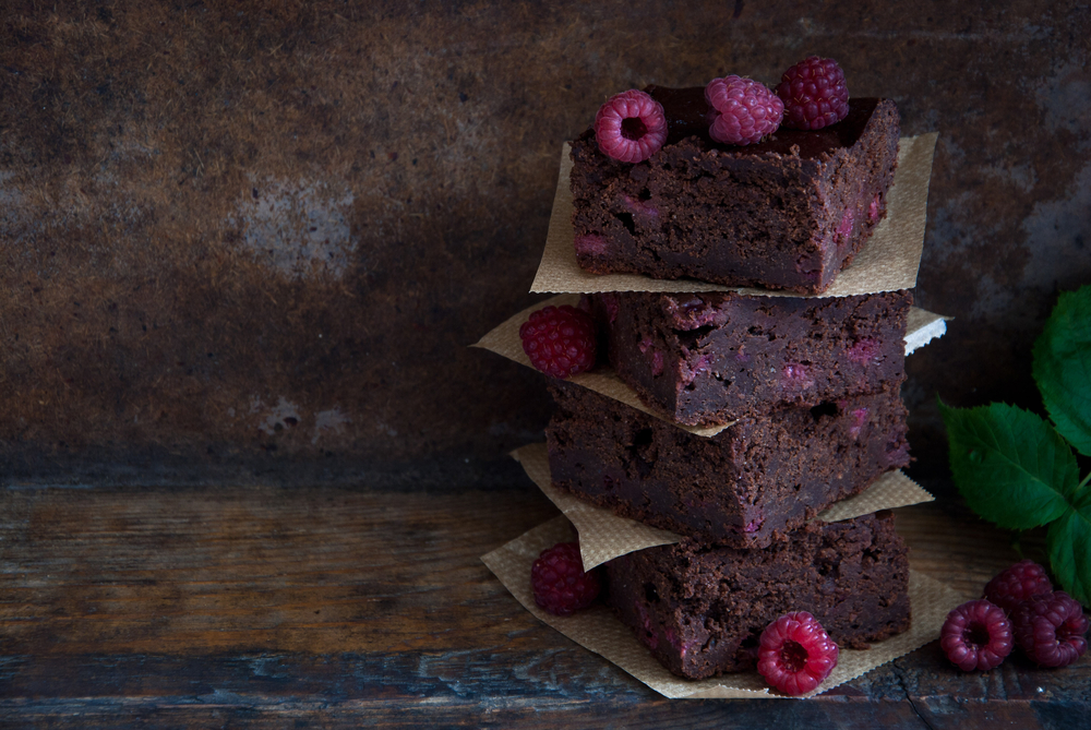 Brownie z malinami z polewą z dodatkiem herbaty