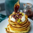 Pancakes z mascarpone, pistacjami i sosem różano – śliwkowym