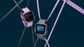 Fitbit wprowadza Fitbit Versa, smartwatch dla każdego Zdrowie, LIFESTYLE - Fitbit Versa to wygodny design i nowy pulpit, który upraszcza dostęp do danych o stanie zdrowia i aktywności. Został wyposażony w Fitbit OS 2.0, który daje możliwość wysyłania szybkich odpowiedzi dla użytkowników Androida, aplikację dla rodziców dostarczoną przez Fitbit Labs.