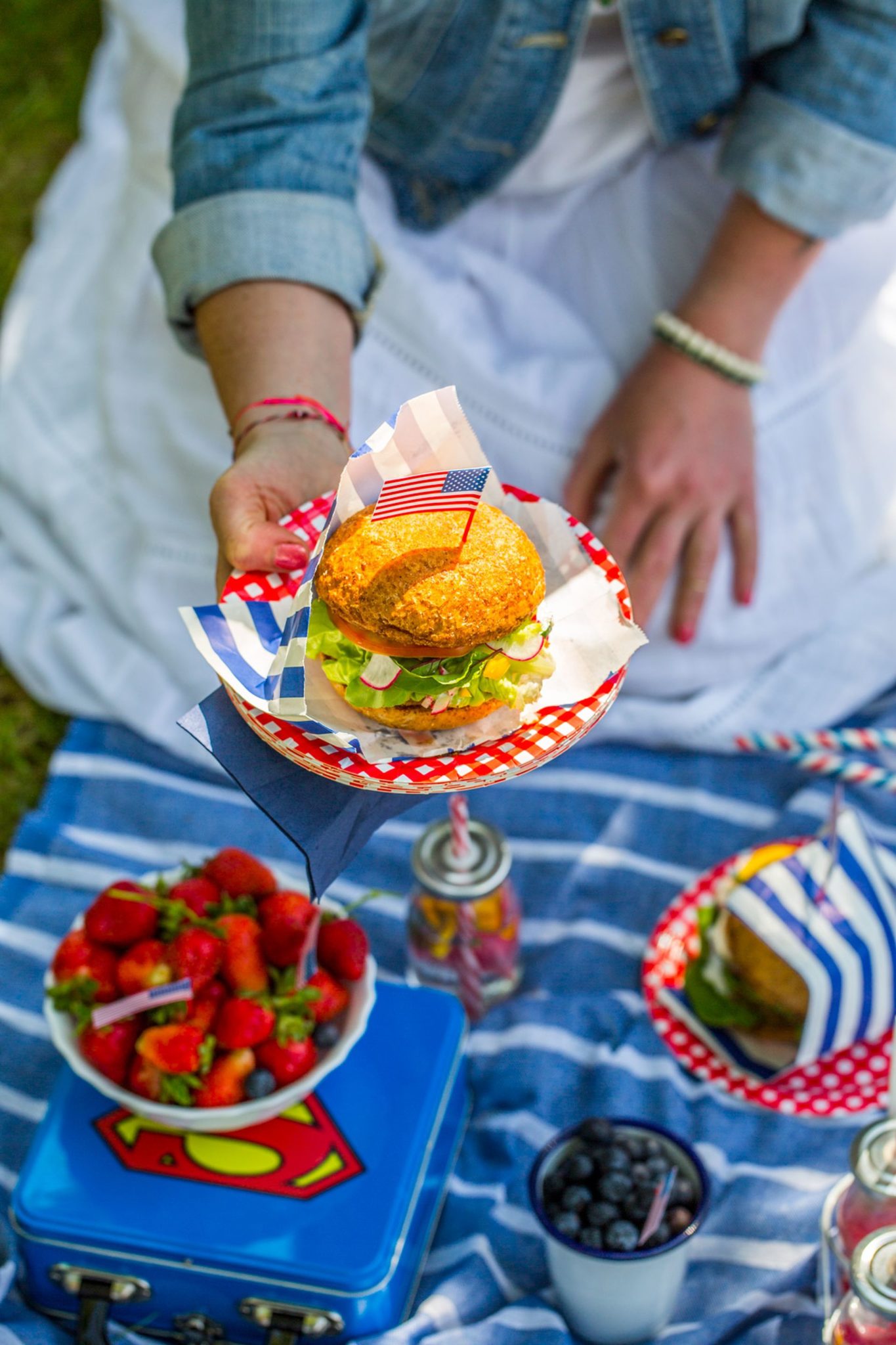 Burger wegetariański z awokado i śliwką kalifornijską