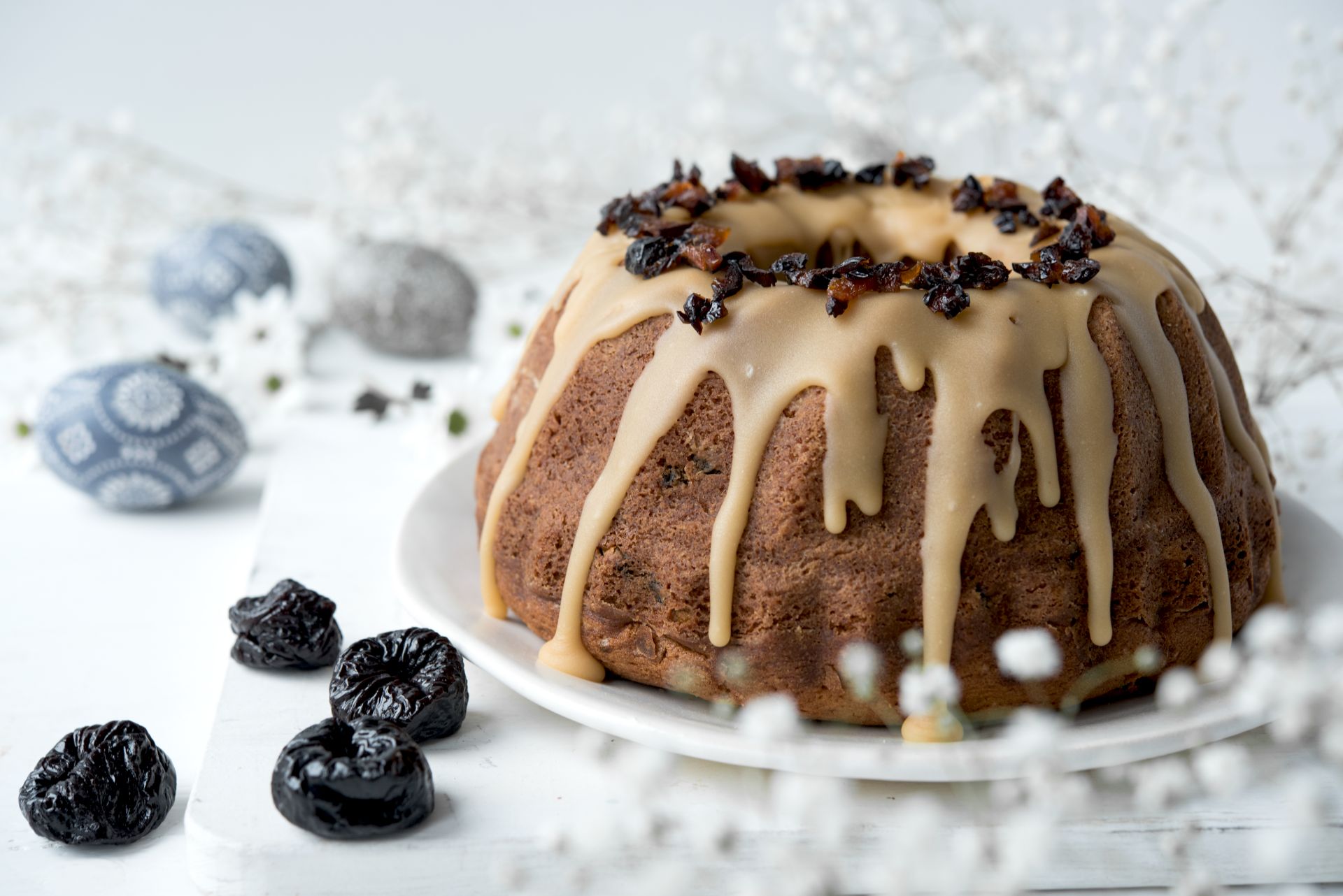 Babka rumowo-śliwkowa z polewą karmelowo-rumową