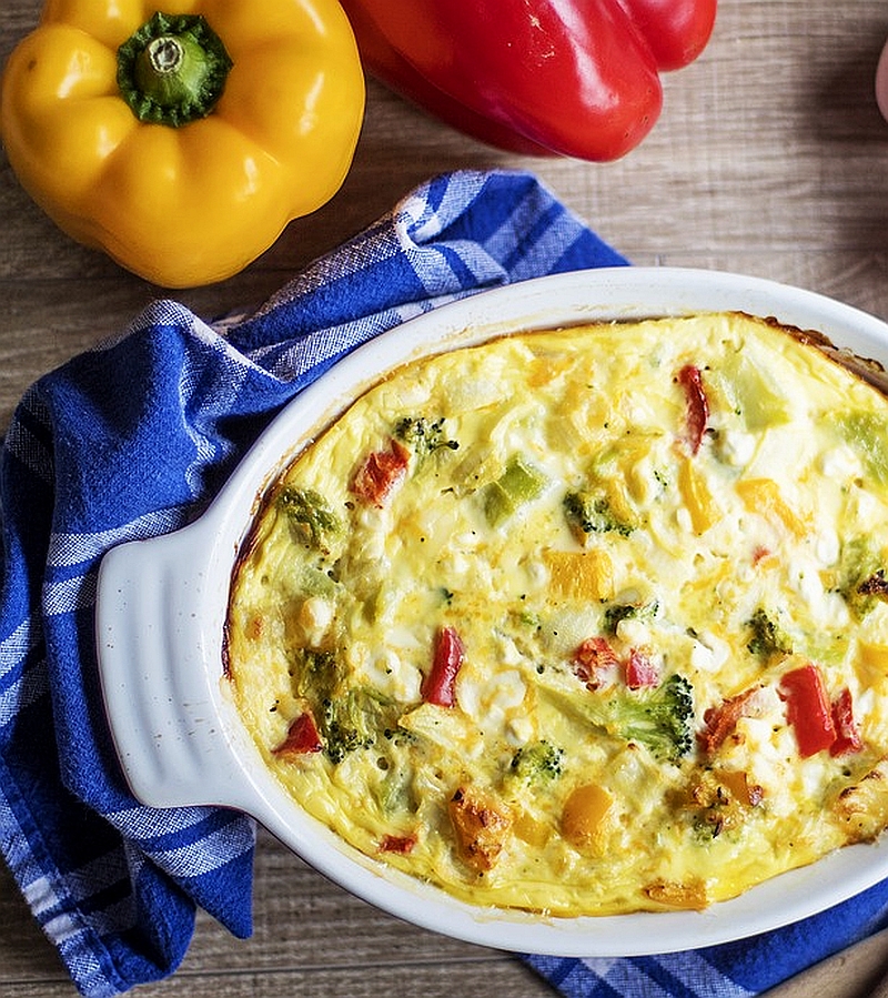 Sycąca, aromatyczna zapiekanka bezglutenowa z makaronem teff, brokułami i mozzarellą