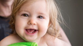 Czy to ząbkowanie? Zdrowie, LIFESTYLE - W pierwszych miesiącach życia niemowlę komunikuje się ze światem głównie za pomocą śmiechu i płaczu. Rodzicom trudno jest rozpoznać, za co odpowiadają poszczególne reakcje, zwłaszcza że w dziecięcym organizmie zachodzą różne zmiany. Jedną z nich jest ząbkowanie.