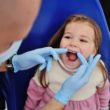 Od cukierka do dziury w zębie. Jak uchronić dziecko przed próchnicą?