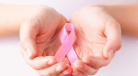 Rekonstrukcja piersi Zdrowie, LIFESTYLE - Październik to symboliczny miesiąc walki z rakiem piersi. Na całym świecie dotyka on wiele kobiet bez względu na wiek. Rak to nie wyrok. Istnieje wiele metod, powrotu do zdrowia i pełni sił. Jednym z nich jest usuniecie piersi z jednoczesną rekonstrukcją.