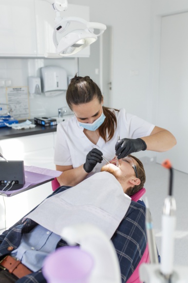 Zapytaj stomatologa – Ścieranie zębów – poznaj przyczyny i konsekwencje