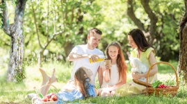 Nawodnienie latem? Pamiętaj o polskich warzywach i owocach! Zdrowie, LIFESTYLE - Woda to nasz sprzymierzeniec w walce o dobre samopoczucie i funkcjonowanie naszego organizmu. Szczególnie latem pamiętajmy o jej regularnym dostarczaniu. A jak ją dostarczać? Oprócz picia wody możemy ją także… schrupać!