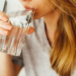 Obalamy mity – Nie pij wody, zanim tego nie przeczytasz!