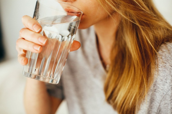 Obalamy mity – Nie pij wody, zanim tego nie przeczytasz!