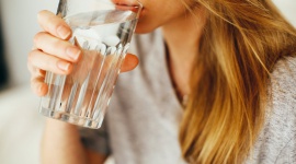 Obalamy mity - Nie pij wody, zanim tego nie przeczytasz! Zdrowie, LIFESTYLE - Zwykliśmy zakładać, że picie czystej wody stanowi źródło zdrowia, pomaga schudnąć i utrzymać prawidłową wagę ciała. Mówi się, że powinniśmy pić około 8 dużych szklanek dziennie, aby zaspokoić zapotrzebowanie organizmu. Czy ta teoria znajduje potwierdzenie w faktach?
