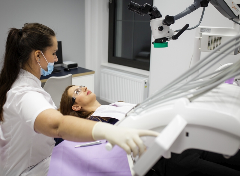 Cykl: Zapytaj stomatologa – Ciemny ząb po leczeniu kanałowym – Czy można go rozjaśnić?