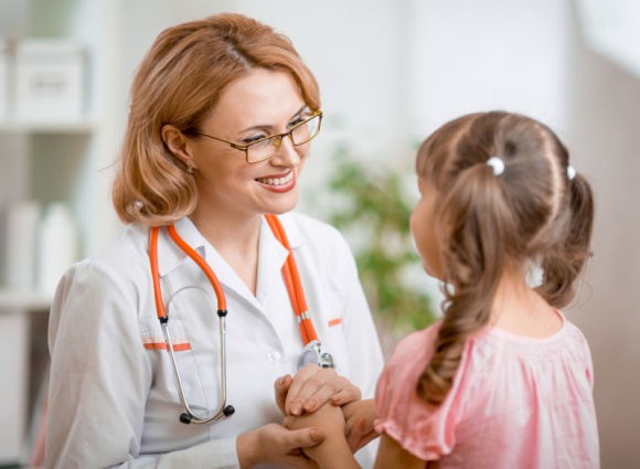Kiedy trzeba podać dziecku antybiotyk? Zdrowie, LIFESTYLE - O tym, w jakich przypadkach należy podać antybiotyk, a kiedy zdecydowanie się go wystrzegać mówi lekarz medycyny rodzinnej w Centrum Medycznym CMP, Monika Piecuch-Kilarowska.