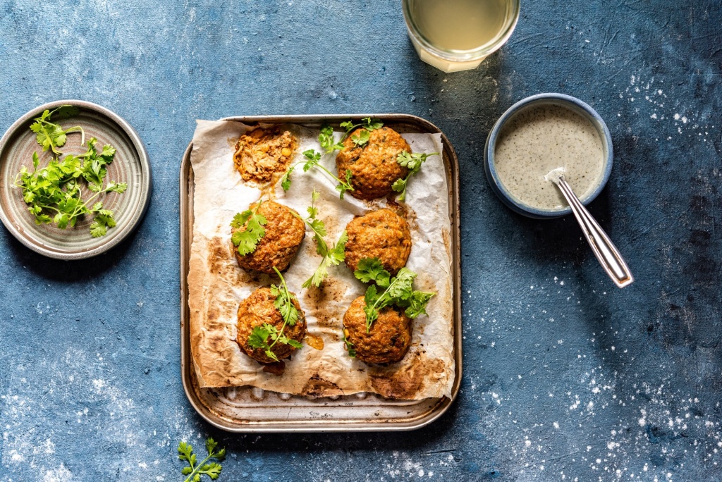 Pieczone kotleciki z mięsem mielonym, kaszą jaglaną i pastą tahini