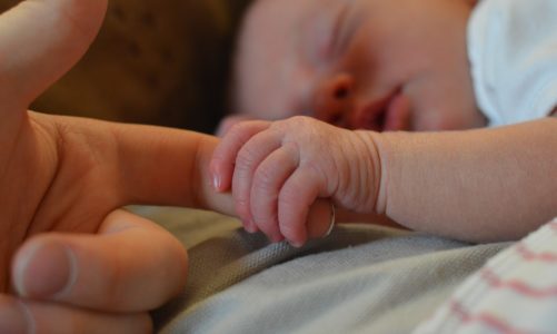 Miesiąc Świadomości i Wiedzy na temat Cięcia Cesarskiego. Urodziłaś metodą cesarskiego cięcia? Zadbaj o prawidłowy rozwój mikrobioty przewodu pokarmowego Twojego dziecka