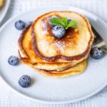 Dzieci uwielbiają takie śniadania! Domowa alternatywa dla kremu czekoladowo – orzechowego, pancakes z serka homogenizowanego, brioszki