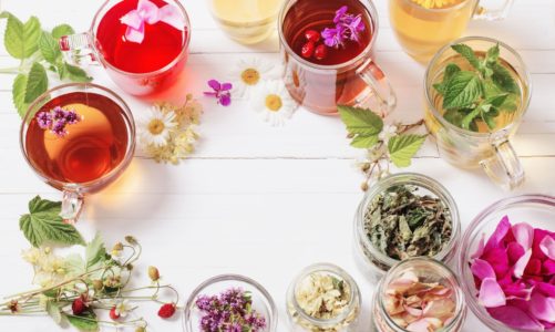 Kwieciste napary – jakie płatki kwiatów urozmaicą herbaciany susz?