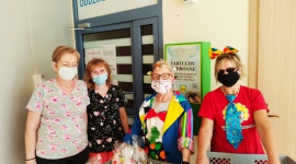 Fundacja Dr Clown dziękuje pielęgniarkom Zdrowie, LIFESTYLE - Wolontariusze Fundacji Dr Clown z okazji Międzynarodowego Dnia Pielęgniarek i Położnych, który obchodzony jest na całym świecie 12 maja, po raz kolejny przygotowali wyjątkową akcję dla pielęgniarek ze szpitali w prawie 50 miastach w całej Polsce.