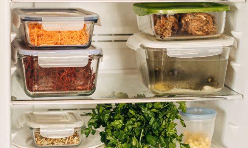 Świadome i przemyślane zakupy spożywcze oraz porządek w lodówce znacząco redukują marnowanie żywności w domu