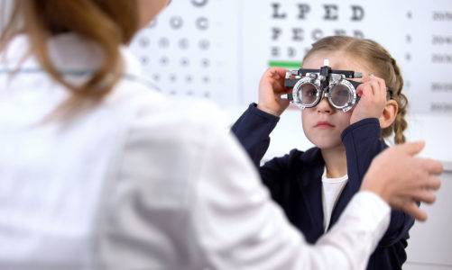 Problem krótkowzroczności (miopii) – Epidemia krótkowzroczności wśród dzieci – problem widoczny gołym okiem