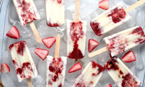 Jogurtowe lody na patyku z musem i truskawkami – słodko, naturalnie dla dużych i małych łasuchów